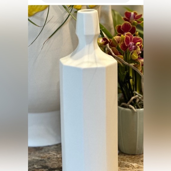 The Bright Angle Porcelain Olive Oil Dispenser - Picture 5 of 5